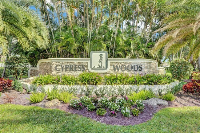 Foto del edificio - 3833 Cypress Lake Dr