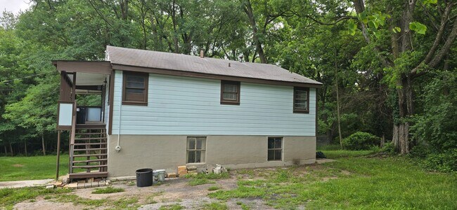 Foto del edificio - 2 properties on 2+ acres in south east springfield