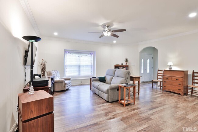 Building Photo - 753 Sinai Cir