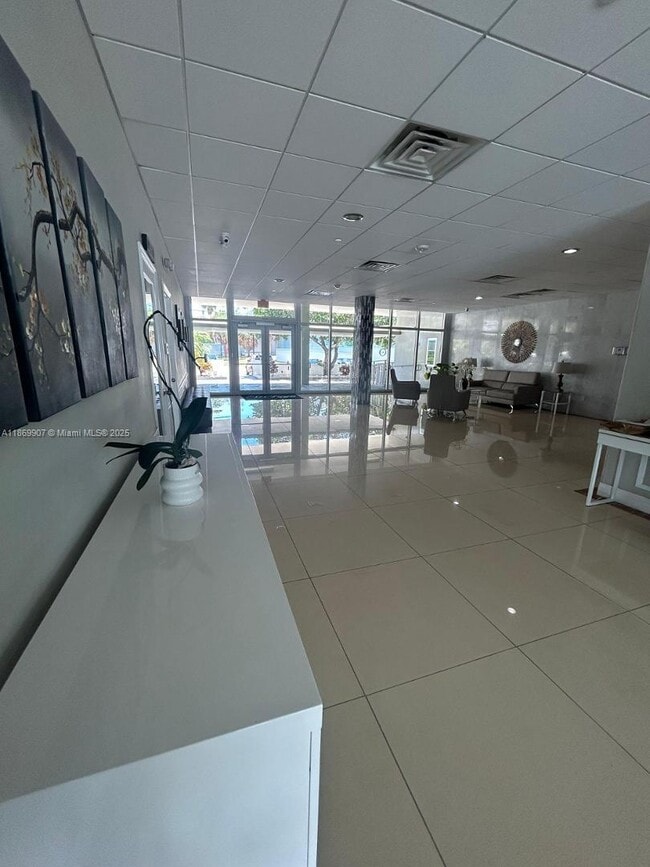 Foto del edificio - 9500 W Bay Harbor Dr