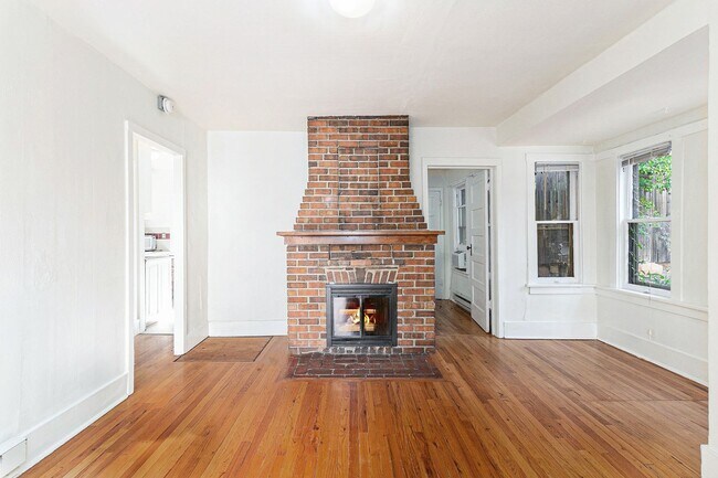 Foto del edificio - AVAILABLE NOW! The Cottage Secluded Oasis on University Hill