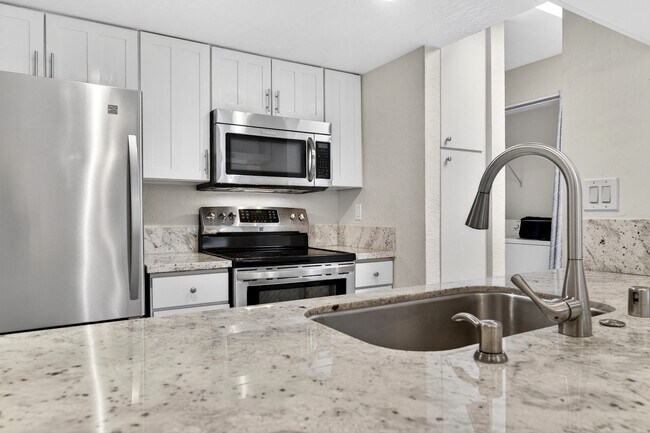 Foto del edificio - Updated Ground-Floor End Unit with Pool Access & No Stairs in West Roundtree!