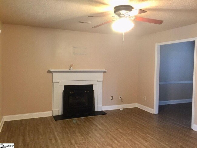 Foto del edificio - 305 Laurel Tree Ln