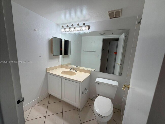 Foto del edificio - 7601 E Treasure Dr