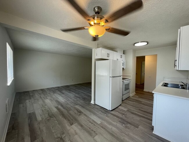 Building Photo - 2 Bed 1.5 Bath Spacious Apartment - New Washer and Dryer Hook-ups NEWLY REMODELED