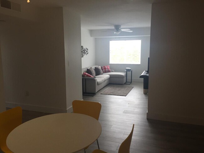 Foto del edificio - 6080 Huntwick Terrace