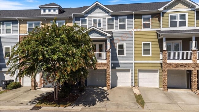 Foto del edificio - Luxury 3-Story Townhome, No Carpet 4 Bedro...