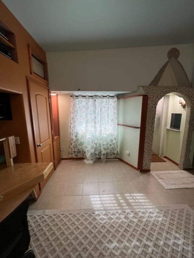 Building Photo - Furnished Efficency with Utilities Ready Now