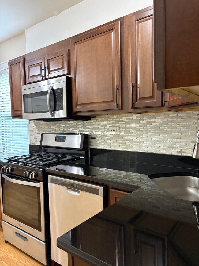 Building Photo - 718 Reba Pl