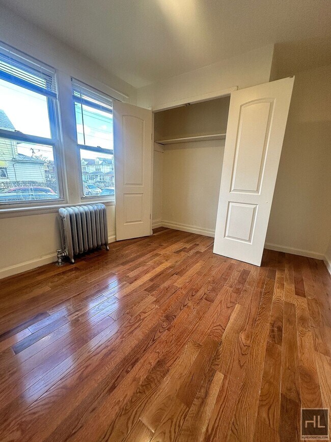 Foto del edificio - 3Bed/ 2Bath Jamaica, NY (Basement Included)