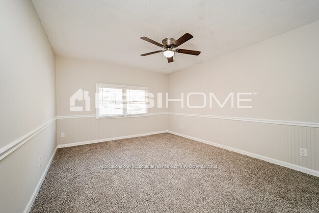 Building Photo - 8082 Huntington Dr
