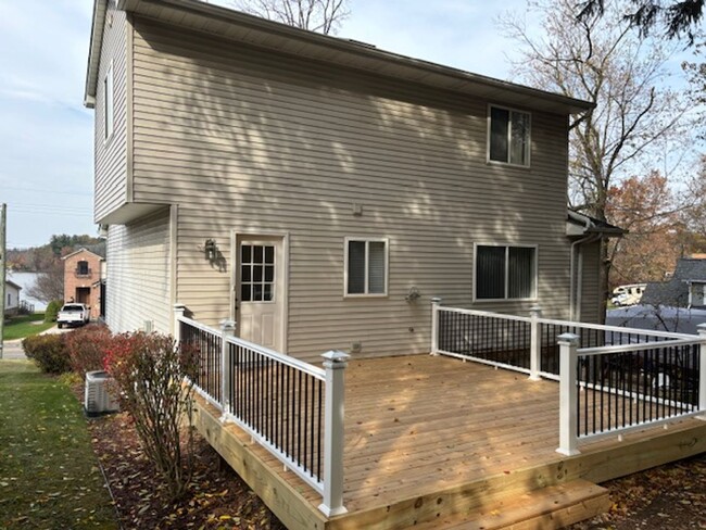 Building Photo - STUNNING LAKE VIEWS, BRIGHTON 3 BEDROOM HOME