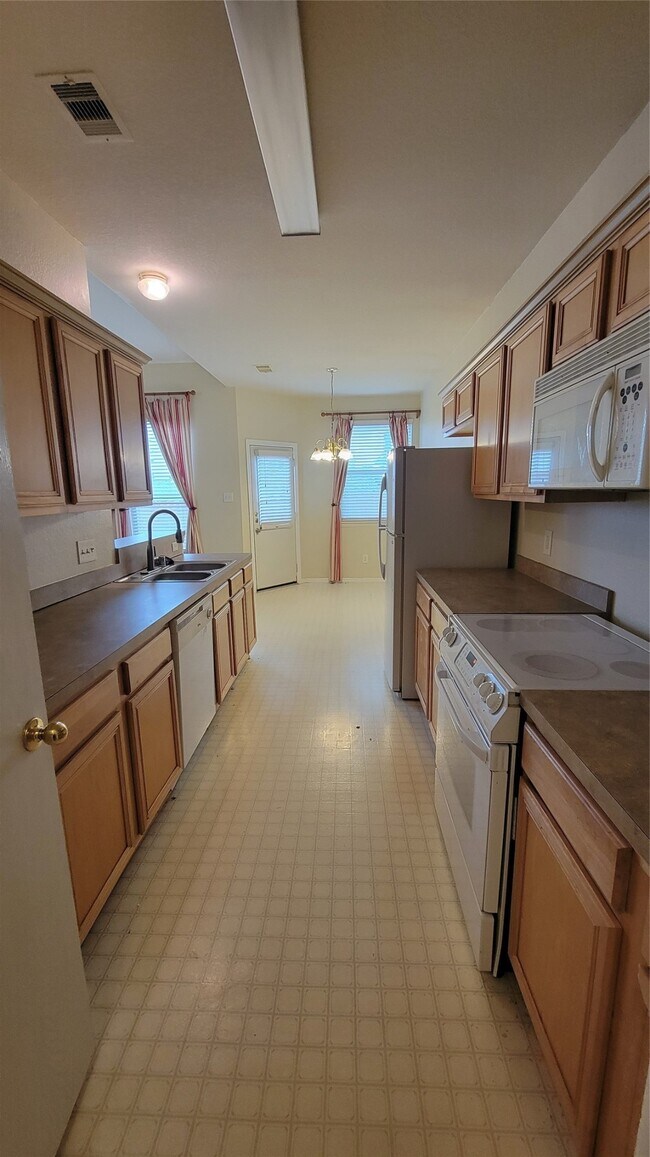 Building Photo - 13272 Skyline Dr