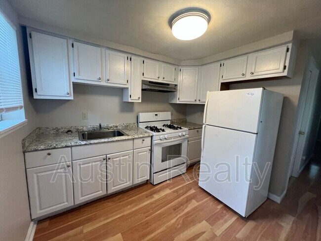 Foto del edificio - 7064 Mitchell Ave