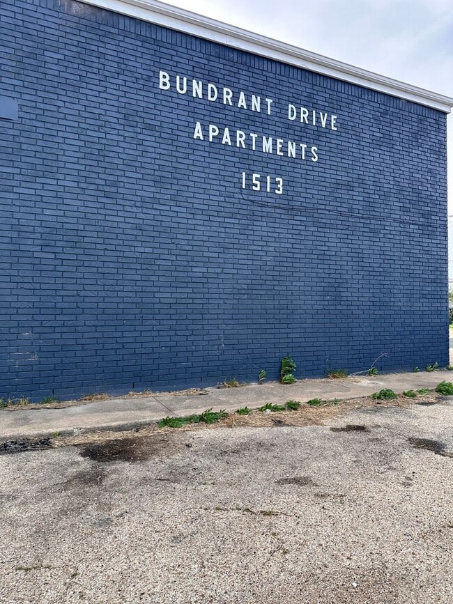 Building Photo - 1509-1513 Bundrant Dr