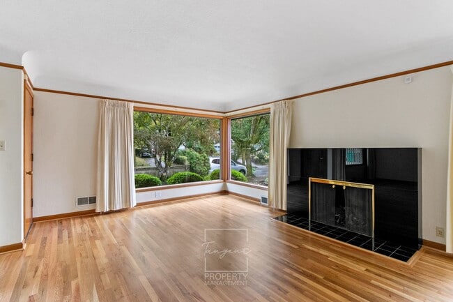 Building Photo - Sunny 4 BR home with lots of space!
