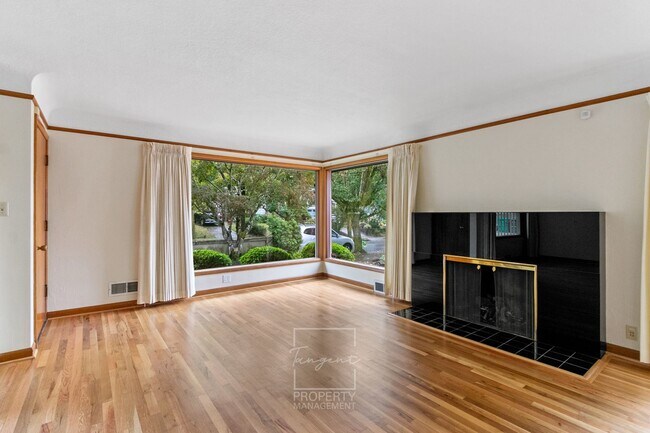 Foto del edificio - Sunny 4 BR home with lots of space!