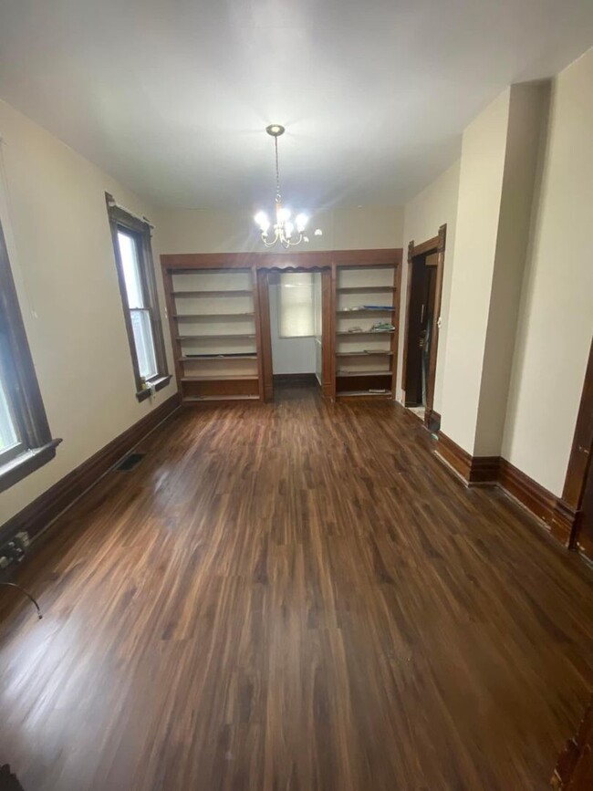Foto del edificio - Unique 5 Bedroom 1 Bath House Located in E...