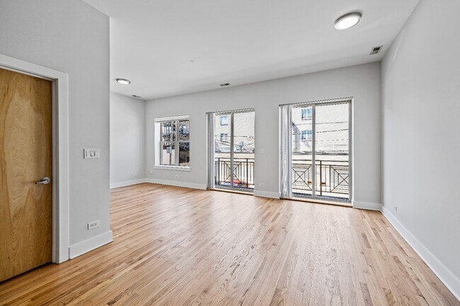 Foto del edificio - 2 bed 2.5 bath Logan Square Duplex