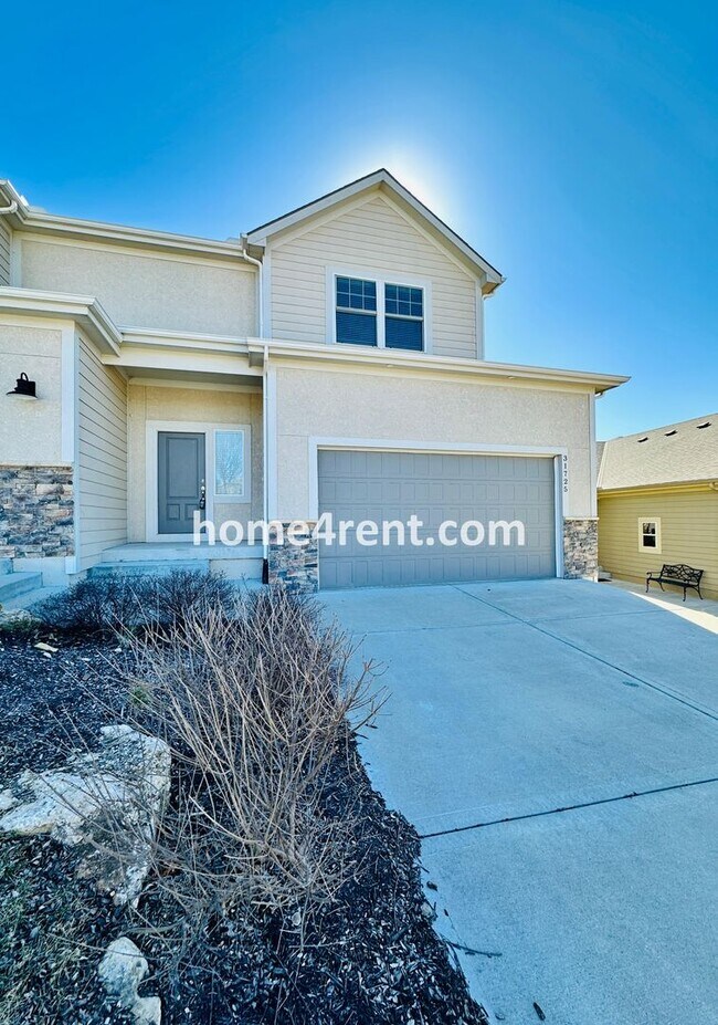 Foto del edificio - Stunning, Maintenance Free Townhome in Desoto w/ an Elegant Kitchen and Wood Floors Throughout!