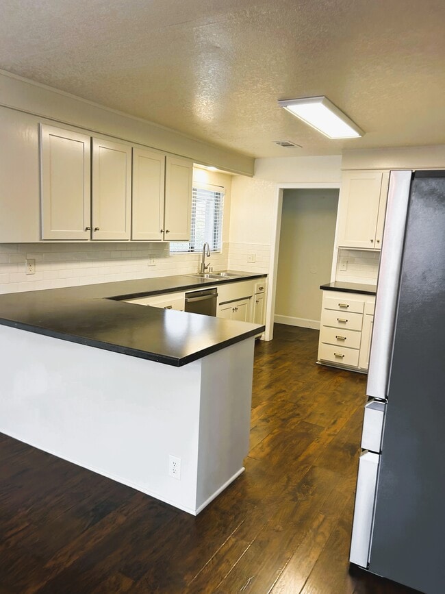 Building Photo - 347 Woodcliff Dr