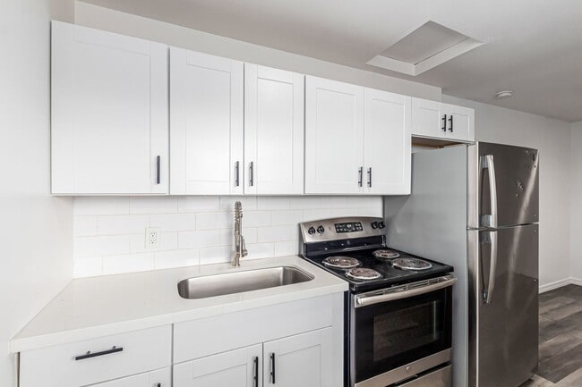 Foto del edificio - Four weeks of free rent! - Studio Near Grand Canyon University with Washer/Dryer!