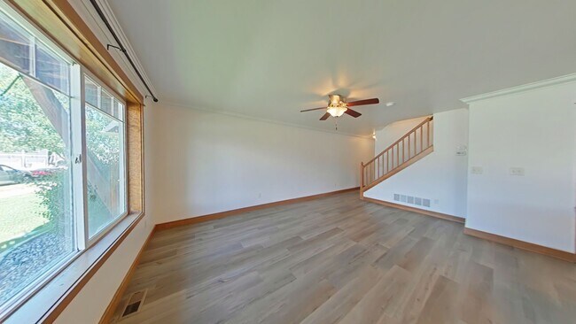 Foto del edificio - Beautiful 3 bedroom, 2 1/2 bathroom, townhouse with attached garage!