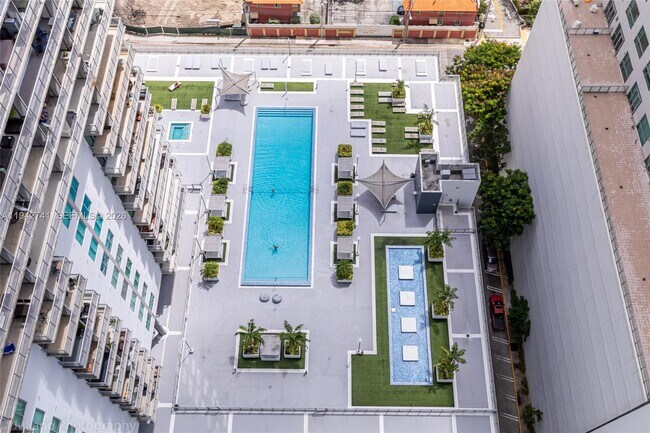 Foto del edificio - 690 SW 1st Ct