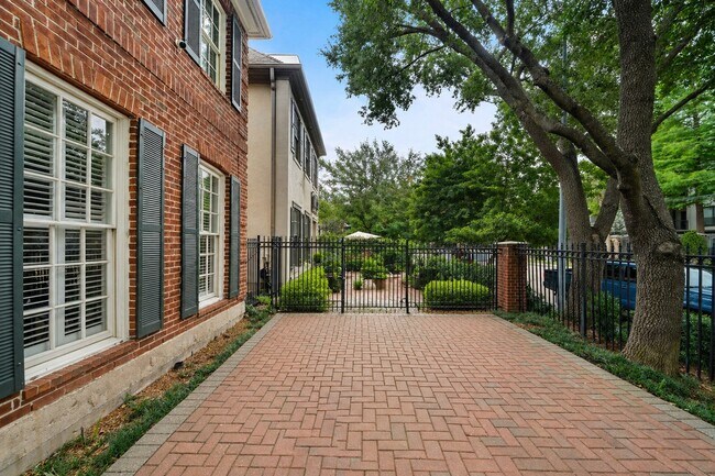 Foto del edificio - 5136 Chevy Chase Dr