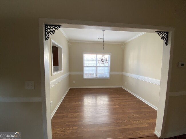 Building Photo - 212 Village Dr