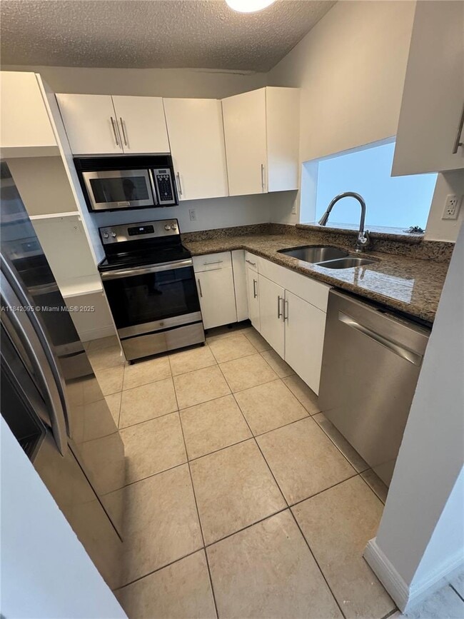 Foto del edificio - 488 NW 165th St