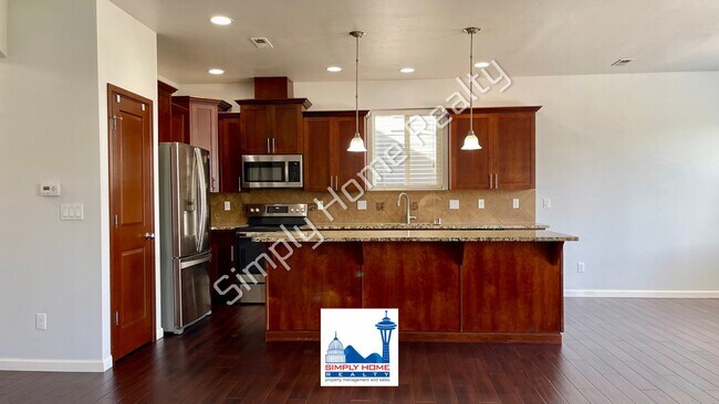 Foto del edificio - Welcome to this Spacious 4 bedroom, 3.5 bath Home in the Heart of Yelm!