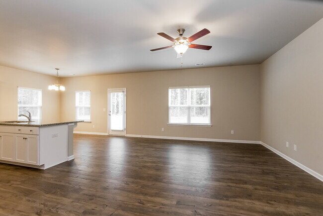 Foto del edificio - 204 Neal Dr