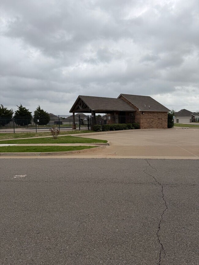 Foto del edificio - Community Pool - Lawn Care Included - Storm Shelter - Community Pool