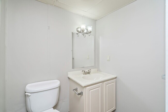 Building Photo - 302 Wakefield Rd