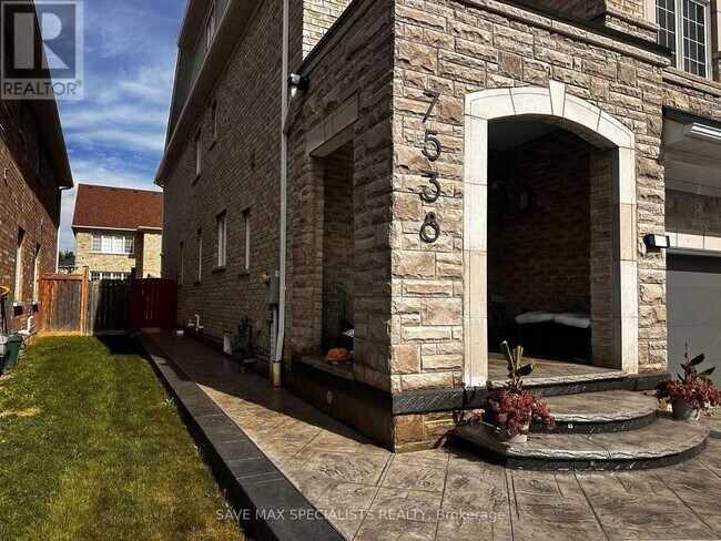 Photo du bâtiment - 7538 St Barbara Blvd
