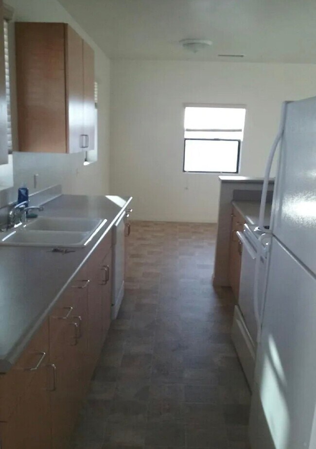 Foto del edificio - 3305 E Palmdale Blvd