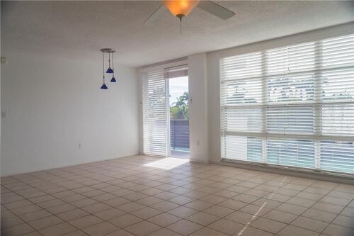 Building Photo - 9801 W Bay Harbor Dr