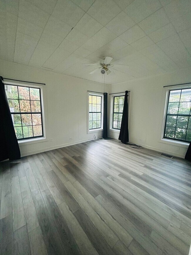 Building Photo - Perfect 1 bedroom location