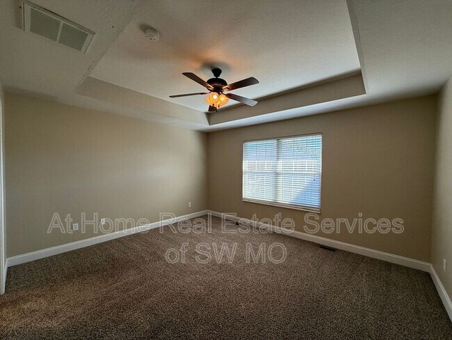 Foto del edificio - 5562 Sugarpine Dr W