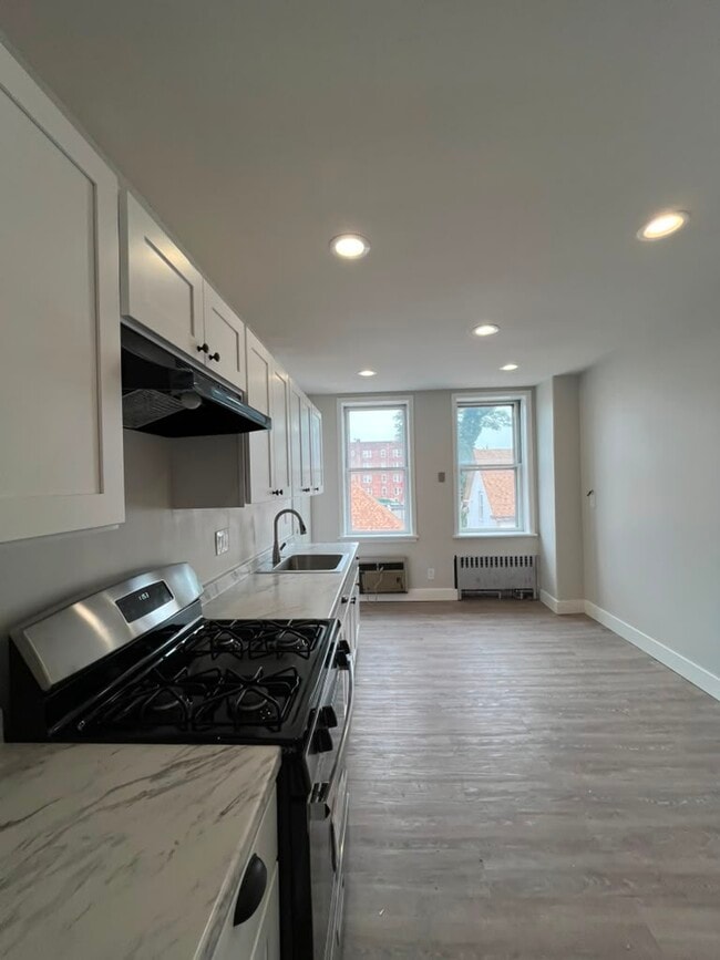 Building Photo - 735 Avenue C