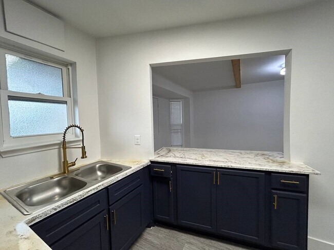 Foto del edificio - 1010 S Wayside Dr