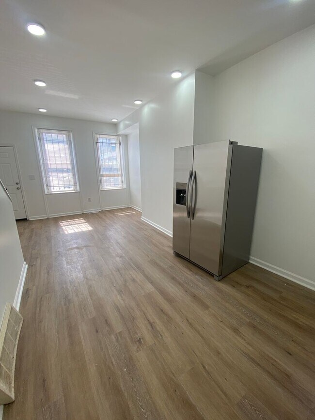 Building Photo - Updated 6-Bedroom/3-Bathroom Townhouse Near Temple University! Available NOW!