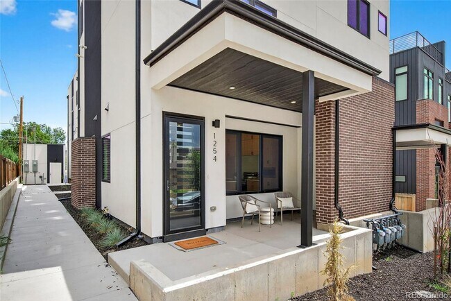 Foto del edificio - New Construction Townhome with Rooftop Deck