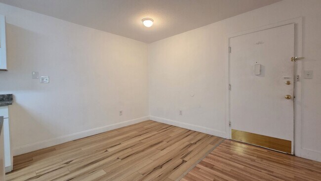 Foto del edificio - 1 bed, 1 bath, 2nd floor, condominium