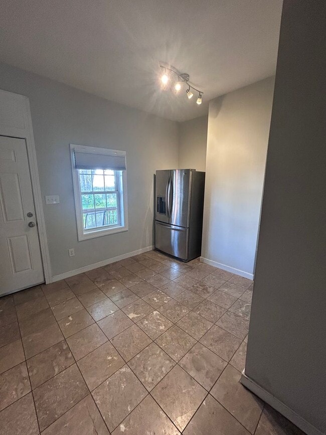 Building Photo - 2020 Parkwood Ave