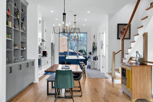 Foto del edificio - Stunning 3/2.5 Located on North Main Street, Downtown Greenville!