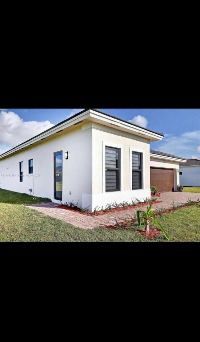 Building Photo - 30870 SW 192nd Ave