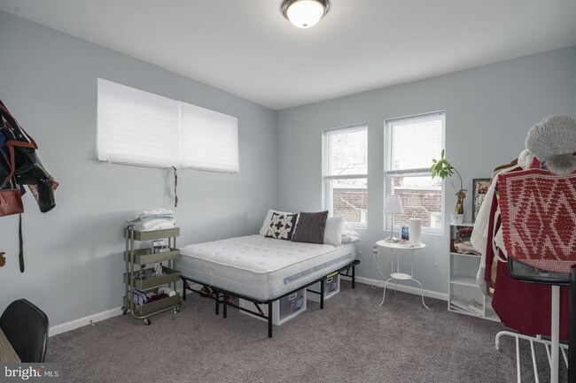 Foto del edificio - 5824 Woodcrest Ave