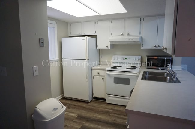 Building Photo - 2BR/2BA Condo - Great Location in Midtown Wilmington on Holly Tree / $1,199 /month Includes Water...